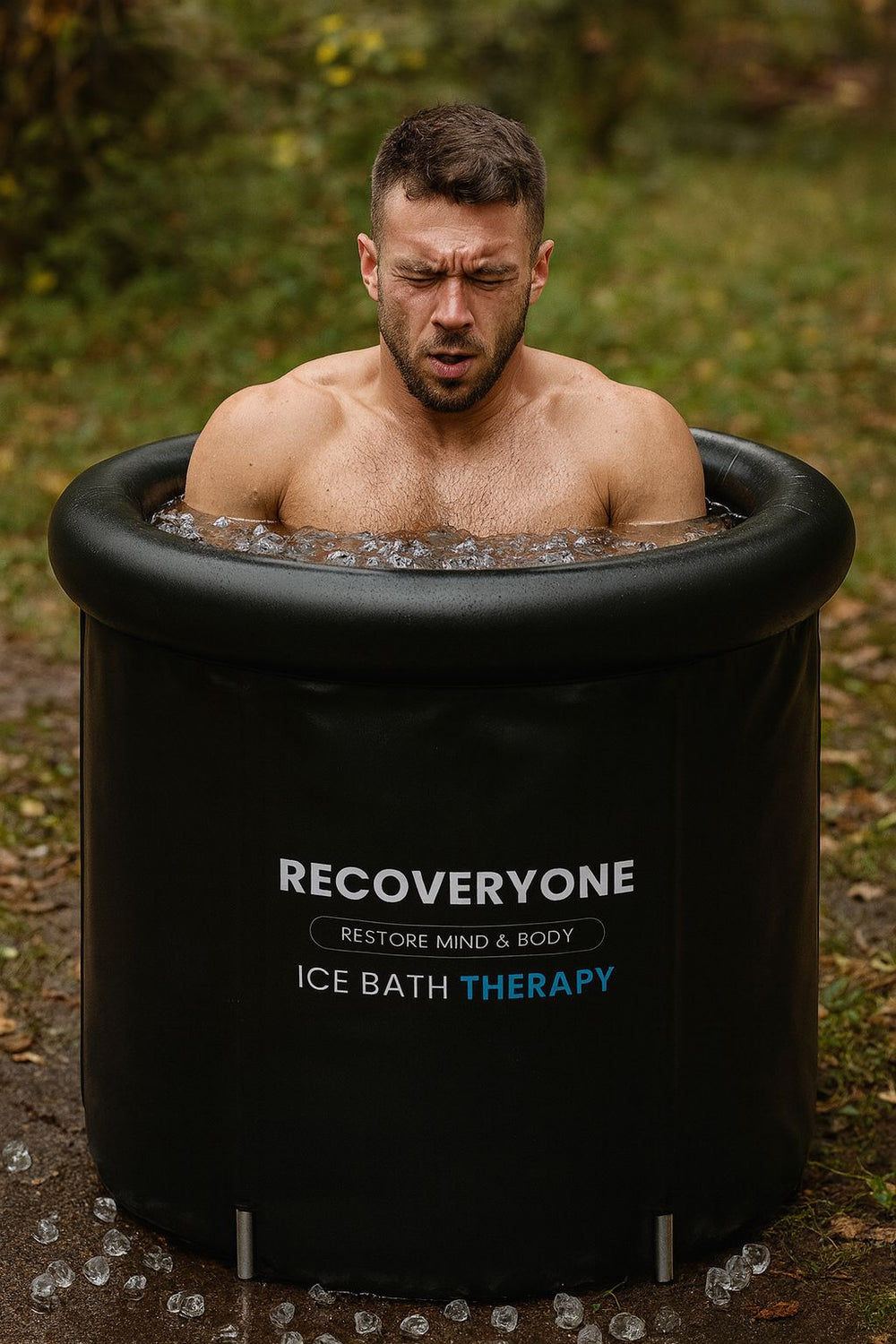 Мъж който възстановява в ледена вана RECOVERYONE